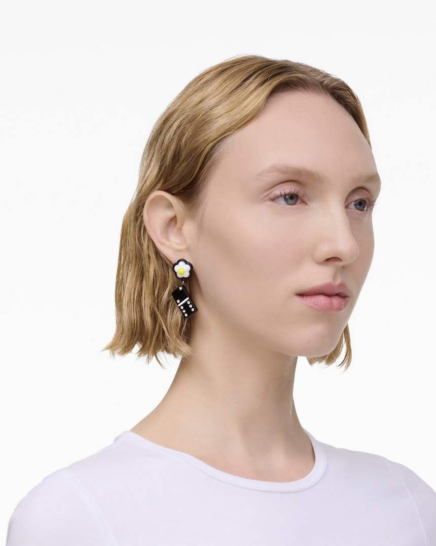 de oorbellen met stickerbedeltjes