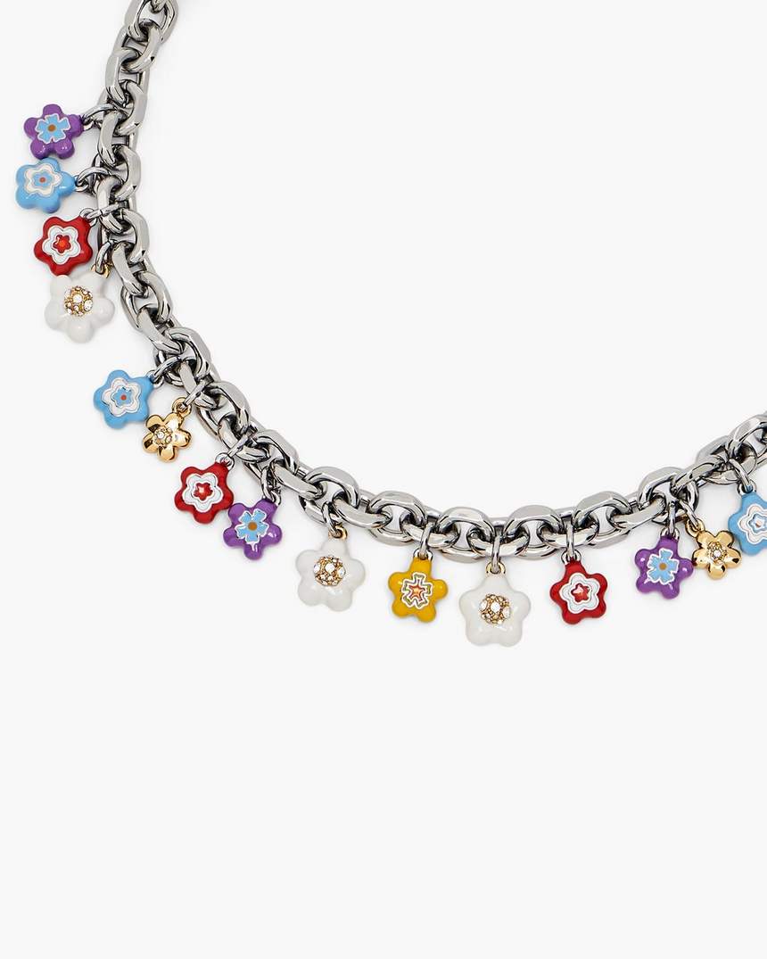 de ketting met wilde madeliefjes