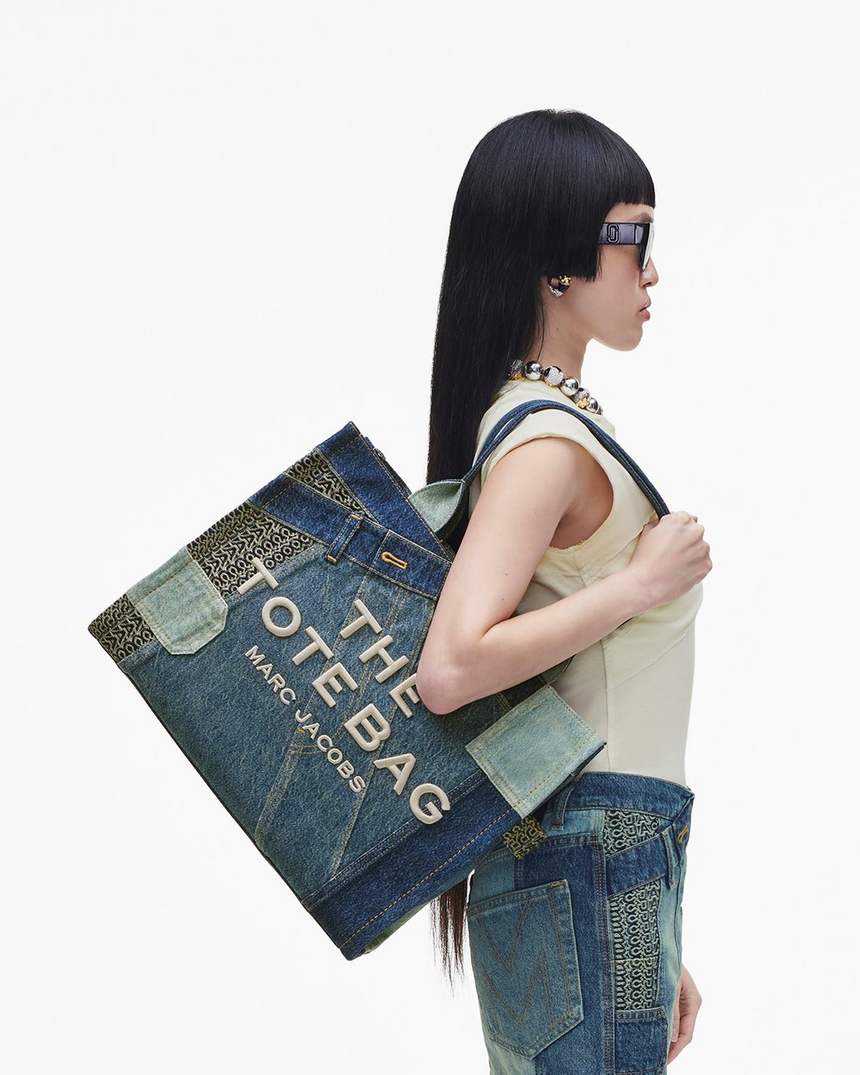 de grote draagtas van gedeconstrueerd denim