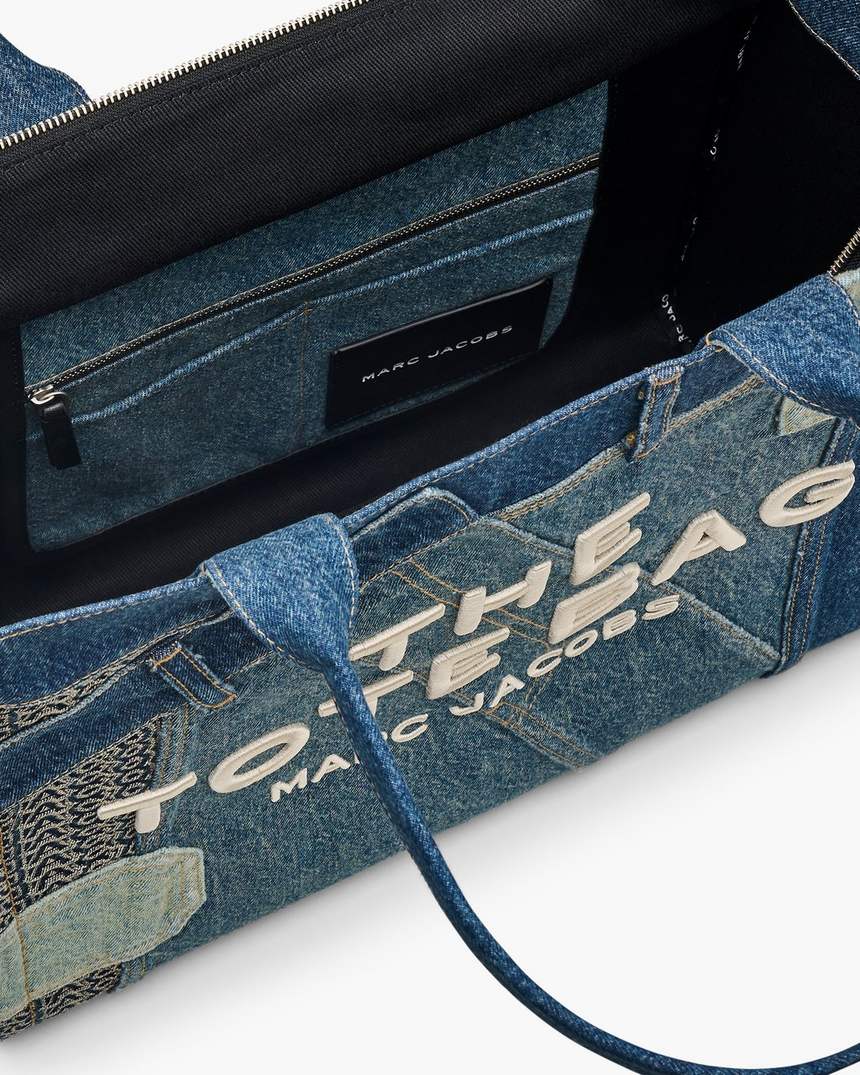 de grote draagtas van gedeconstrueerd denim