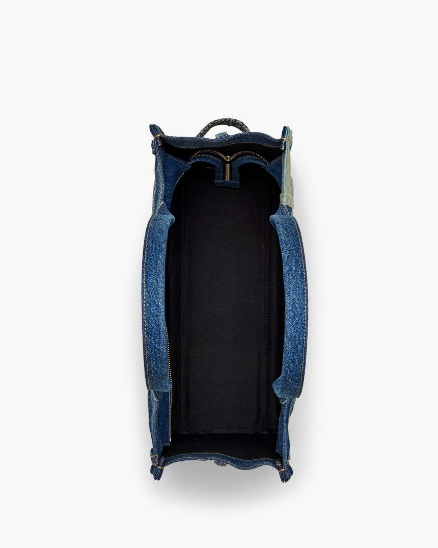 de grote draagtas van gedeconstrueerd denim